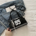 Borsa a mezzaluna nera con stampa Los Angeles 95 e dettagli catena in stile sportivo - Nero