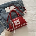 Borsa a mezzaluna rossa con stampa Los Angeles 95 e dettaglio catena in argento - Rosso