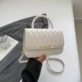Elegante bolso bandolera acolchado blanco con hebilla dorada y asa de piel - Blanco