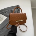 Bolso bandolera marrón acolchado con costuras onduladas y elegante detalle de barra dorada - Marrón