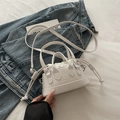 Witte mini crossbody tas met krokodillenpatroon, trekkoordsluiting en lange riem - Wit