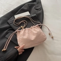 Rosa plissierte Umhängetasche mit goldener Kette und Metallkugel-Anhängern - Rosa