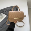 Bolso bandolera beige con diseño ondulado en relieve y hebilla dorada rectangular - Caqui