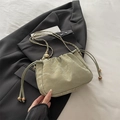 Salbeigrüne Rafftasche mit Kordelzug und goldener Kette auf schwarzem Blazer - Grün