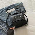 Retro schwarzer Leder-Rucksack mit Bären-Prägung und Metall-Zierschnallen-Detail - Schwarz ohne Anhänger