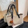 Grote beige canvas shopper met zwarte leren riemen en bruine berenhanger op boeken - Met Hanger / Zwart