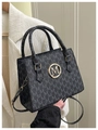 Detalle del bolso bandolera negro con estampado de letras M y logotipo de metal dorado - Negro