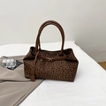 Borsa tote leopardata con manici in pelle marrone e fibbia dorata su base bianca - Marrone