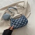 Borsa a tracolla a quadretti bianchi e blu con frange in denim e mini borsello tondo - Scacchiera Blu