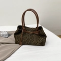 Borsa tote leopardata verde con manici in pelle marrone e dettagli con fibbia - Verde