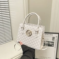 Elegante borsa bianca a mano con monogramma M grigio e logo circolare dorato metallico - Bianco