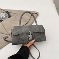 Vintage Umhängetasche in Dunkelgrau mit Distressed-Textur und silberner Metallschnalle - Schwarz