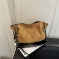 Borsa a secchiello trapuntata in camoscio marrone e pelle nera con tracolla a catena - Marrone