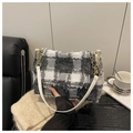 Detail of checkered fabric shoulder bag featuring fringe edges and gold chain strap - White