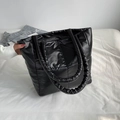 Borsa tote trapuntata nera in nylon lucido con robusti manici superiori - Nero