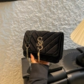 Borsa a tracolla trapuntata in velluto nero da donna con catena dorata e nappa decorativa - Nero
