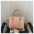 Detalle del bolso tote rosa con textura de monograma M y acentos de metal dorado fino - Rosa