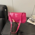 Borsa baguette in pelle verniciata magenta lucida con finiture in metallo argento - rosa acceso