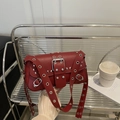Chique donkerrode hobotas met zilveren studs en metallic hardware voor dames - Rood