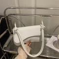 Borsa sottobraccio minimalista in pelle bianca con patta curva e tracolla con nodi - Bianco