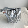 Borsa tote trapuntata argento metallizzato con manici imbottiti e design capiente - Argento