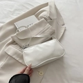 Minimalistische witte laklederen baguettetas met glanzende afwerking en smalle schouderband - Wit