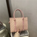 Borsa tote rosa con monogramma e inserti beige su supporto artistico minimalista - Rosa