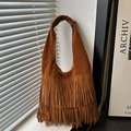 Bolso tote de ante color caramelo con flecos en capas y correa ancha integrada - Marrón Oscuro