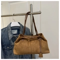Detalle de bolso tote de gamuza marrón mostrando textura y correas de hombro finas - Marrón