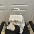 Elegante bolso de mano blanco estructurado con herrajes dorados y correa al hombro - Blanco