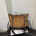 Gesteppte Tragetasche aus braunem Wildleder und schwarzem Leder mit eleganter Kette - Braun