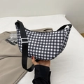 Minimalistische schwarz-weiße karierte Halbmondtasche mit Sternenmuster und Gurt - Schwarz ohne Anhänger