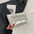 Pochette trapuntata argento metallizzato con design soffice e zip dorata - Bianco