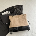 Gewatteerde tas van kaki suède en zwart leer met een elegante gouden ketting - Khaki