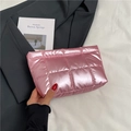 Pochette trapuntata rosa lucida con cuciture a quadretti e chiusura a zip elegante - Rosa