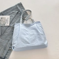 Borsa tote in nylon azzurro con ampie tracolle ed etichetta in pelle grigia - Azzurro
