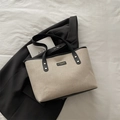Borsa tote in tela beige con manici in pelle nera e rivetti metallici in stile moderno - Nero