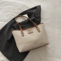 Elegante borsa tote beige in tessuto con finiture in pelle marrone e placca oro - Marrone