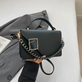 Bolso de mano minimalista de cuero negro con hebilla dorada y correa de cadena en traje - Negro