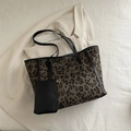 Borsa tote leopardata vintage con pochette nera e sfondo composto da un blazer beige - Nero