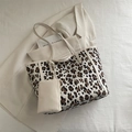 Borsa tote leopardata in tela con piccolo portamonete abbinato su un blazer beige - Bianco Sporco