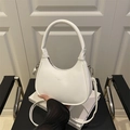 Borsa a mezzaluna in pelle PU bianca con tracolla regolabile e dettagli argentati - Bianco