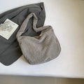 Minimalistische graue Cord-Hobo-Tasche mit strukturierter Oberfläche und breitem Gurt - Grau