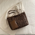Borsa tote in tela leopardata con manici in pelle marrone e portamonete coordinato - Marrone