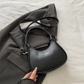 Bolso bandolera de media luna negro minimalista en cuero mate con correa ajustable - Negro