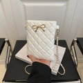 Borsa a tracolla bianca trapuntata per cellulare con fiocco dorato e catena in mano - Bianco