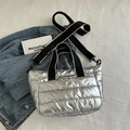 Gesteppte silberne wattierte Tote Bag mit schwarzem Gurt und glänzendem Metallic-Finish - Silber