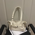 Borsa tote minimalista in pelle PU bianco crema con fibbie in metallo su sedia moderna - Bianco