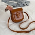 Bolso bandolera vintage marrón caramelo con herrajes plateados y correa ajustable - Marrón