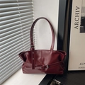 Vintage bordeauxrote Schultertasche mit Schnallendetails und großem Tote-Format - Rot